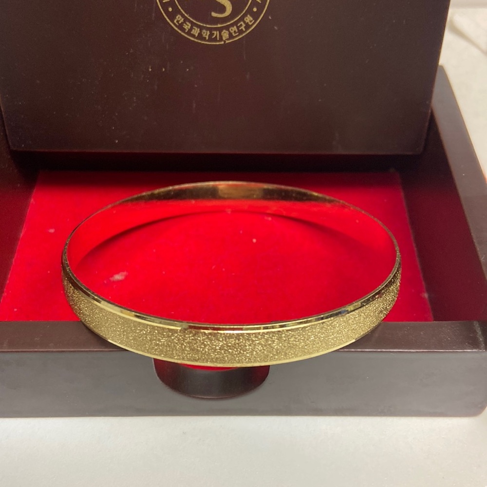 Golden covered bracelet